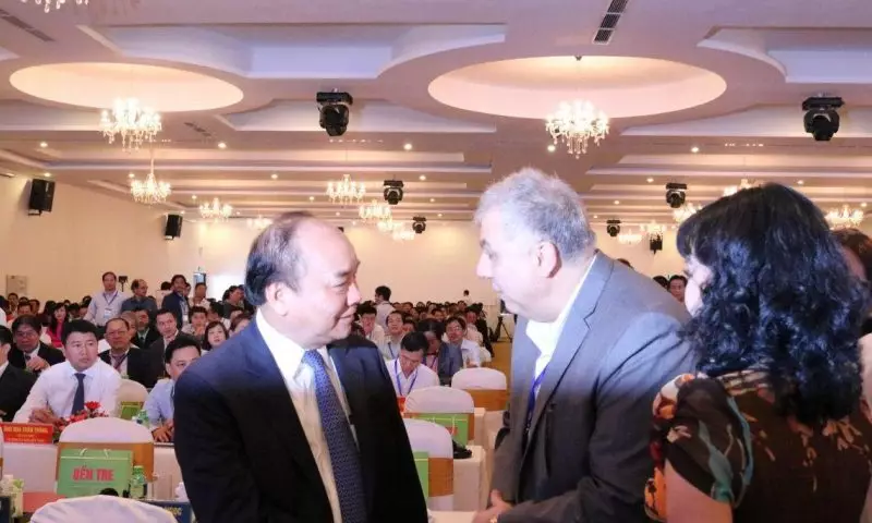 Co-Founder & Director of PEB Steel Steel Buildings talks with Prime Minister Nguyen Xuan Phuc