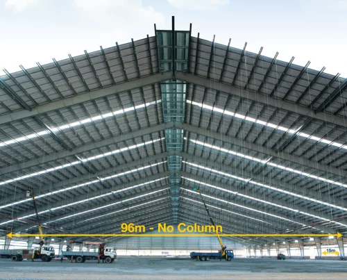 Ảnh chụp công trình nhà thép tiền chế được PEB Steel xây dựng có khung kèo rộng đến 96m không cần cột giữa