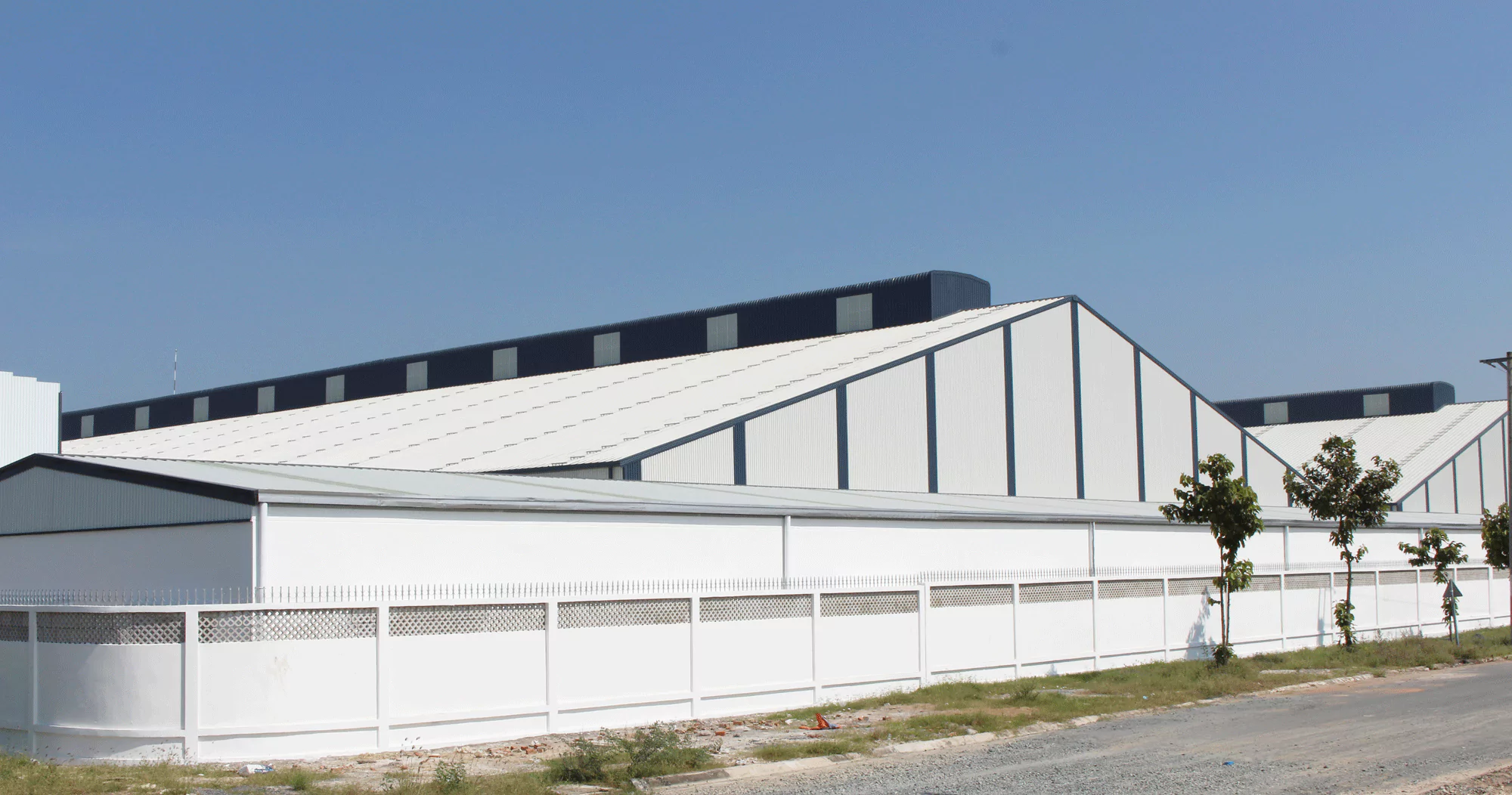 Ông Adib Kouteili – đại diện công ty PEB Steel - đang trao tặng những phần học bổng cho các bạn sinh viên có thành tích học tập xuất sắc.